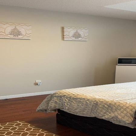 Bright Queen Room Close To Sheridan College And Airport Brampton Exterior foto